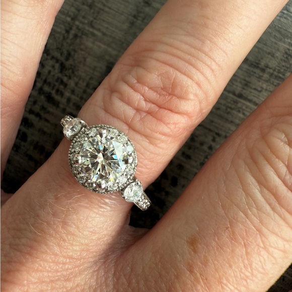 GIA certified halo diamond ring - Picture 3 of 17